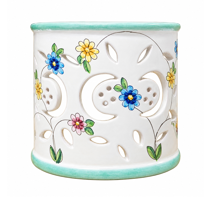 Applique traforato con decoro floreale